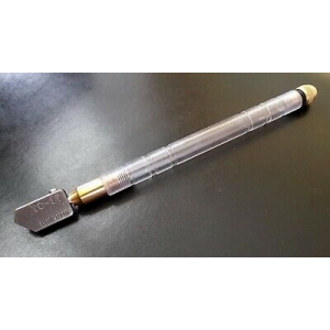 Glassnijder Toyo TC17, brede kop, te vullen met snijolie. Glassnijder Toyo TC17, brede kop, te vullen met snijolie.