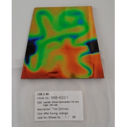 Baoli Dichroic glasplaatje COE90, regenboogpatroon 4022, 1 mm dik, trapeziumvorm Baoli Dichroic glasplaatje COE90, regenboogpatroon 4022, 1 mm dik, trapeziumvorm